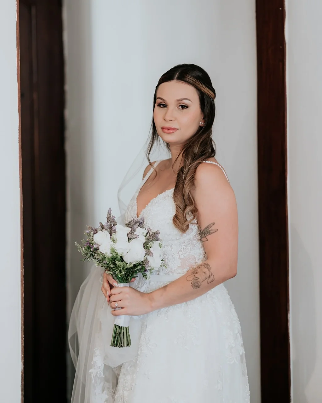 Noiva com buquê de flores brancas